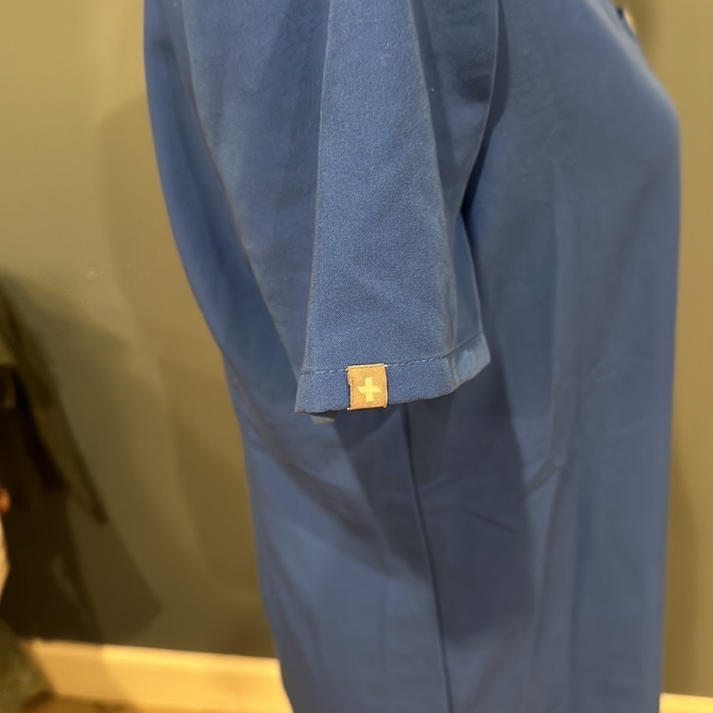 EUC Figs technical collection scrub top size small women’s - Picture 5 of 8